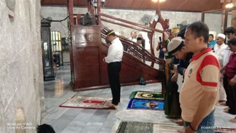 Jadi Imam Salat Di Masjid Jami Tua Palopo Anies Baswedan Sumbang Rp 5