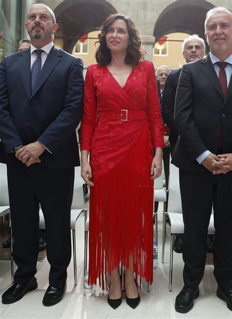 Isabel D Az Ayuso Elige Un Vestido De Influencer Para Celebrar El