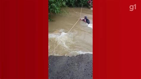 V Deo Moradores Se Arriscam Ao Atravessar Rio Corda Ap S Ponte Ser