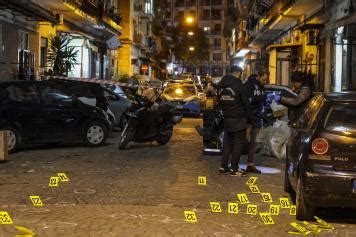 Napoli Oltre Colpi Di Pistola Sparati In Strada Contro Un Enne