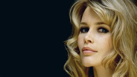 Respira Hondo Antes De Ver Como Luce La Modelo Claudia Schiffer A Sus