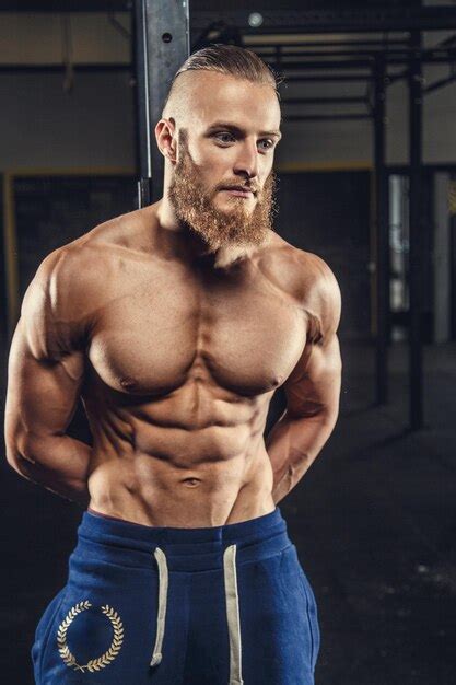 Hombre Musculoso Sin Camisa Con Barba Posando Sobre Fondo Gris Foto