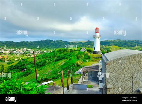 Faro De Basco Con Exuberante Vegetación En Lo Alto De Las Colinas De Naidi En Basco Isla De