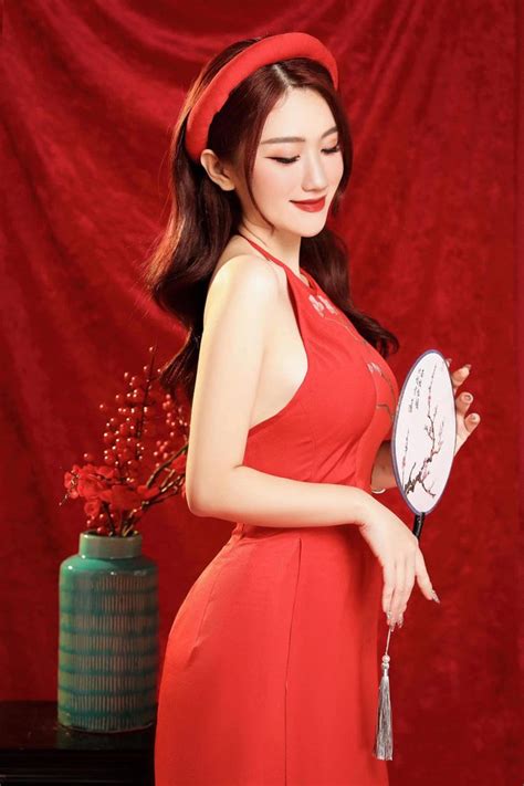 Hot girl làng game rạng rỡ trong tà áo dài ngày đầu năm mới