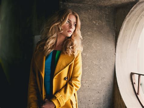 Fonds d écran Fille blonde manteau regarde par la fenêtre x image