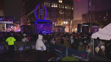 Fans brave cold temps to see concerts ahead of CFP championship | wthr.com