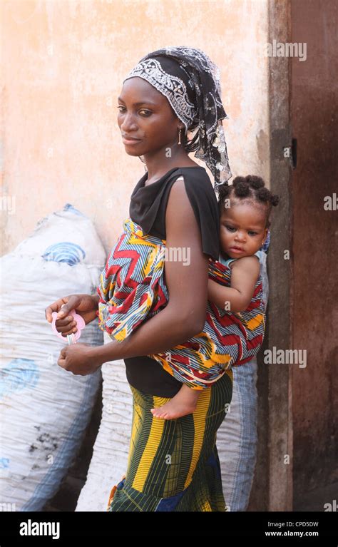 Femme Africaine Portant Son B B Sur Son Dos Lom Togo Afrique De L