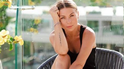 Ludwika Paleta enamora en escotado bikini de flores El Heraldo de México