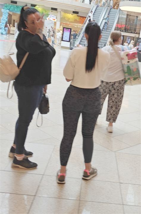 Nice Ass MILF In Blue Leopard Leggings Spandex Leggings Yoga Pants Forum