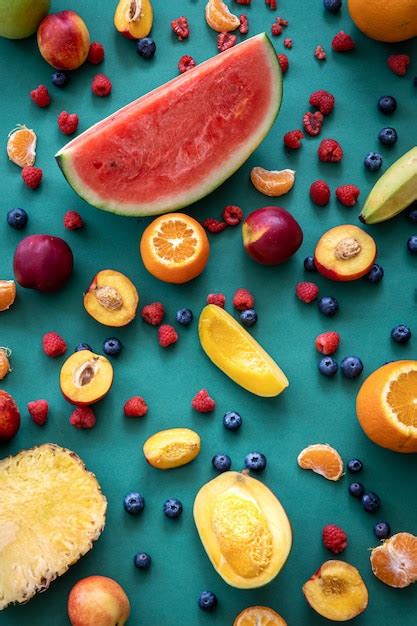 Frutas Tropicales Sobre Un Fondo Azul Plano Foto Premium