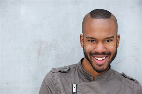 Retrato De Un Hombre Afroamericano Joven De Moda Imagen De Archivo