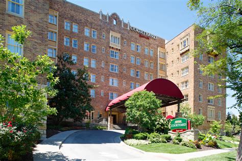 138, Courtyard - Kansas City Country Club Plaza | Summit Hotel Properties