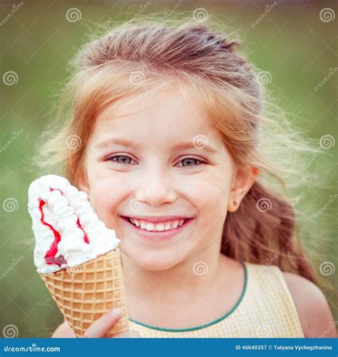 La Petite Fille Mange De La Glace Image stock Image du glace congelé