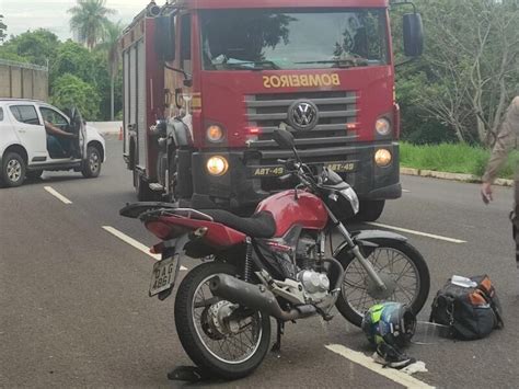 Motorista joga caminhonete em cima de motociclista em discussão na