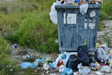 Rifiuti E Degrado In Via Castello Croce A Salerno Zerottonove It