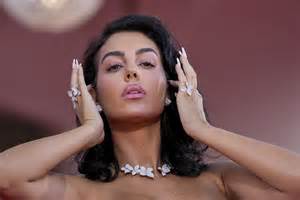 Cristiano Ronaldos Fiancee Georgina Rodriguez Bares Washboard Abs In Bikini Clad Selfie After