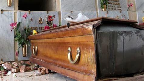 Scena Da Film Horror Al Cimitero Tomba Profanata E Cadavere Lasciato A