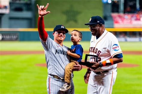 Christian Vazquez Receives Astros World Series Ring Our Esquina