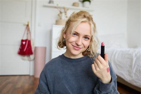 Portrait d une femme blonde souriante enregistrant une vidéo en direct en ligne sur le contenu