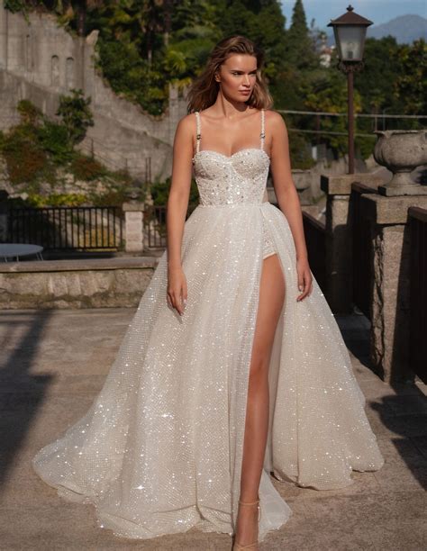 Vestido de novia largo en nude claro con pedrería INVITADISIMA