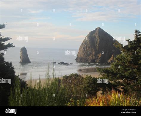 Haystack Rock At Cannon Beach Oregon Stock Photo Alamy