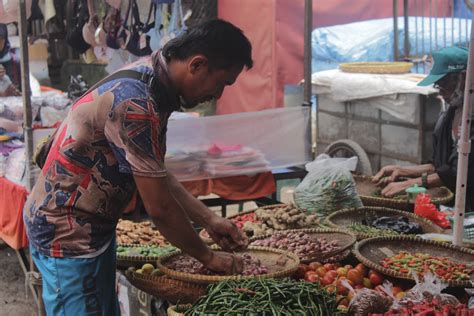 Harga Cabai Turun Bawang Putih Naik