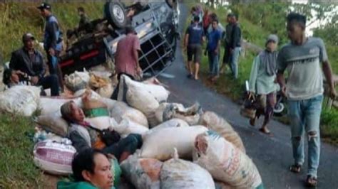 Alami Rem Blong Mobil Pick Up Bermuatan Jagung 1 Ton Terbalik 4