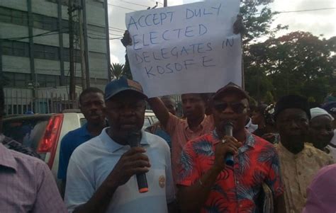 Protesters Storm Lagos Apc Secretariat Demand Cancellation Of Kosofe