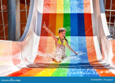 Kind Im Bikini Der Wasserpark Schiebt Stockfoto Bild Von Gerinne Spiel