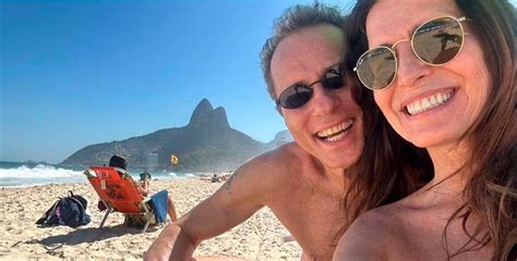 Tony Bellotto e Malu Mader celebram aniversário da atriz na praia