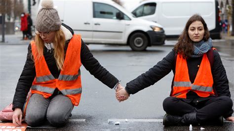 Deutschland Razzien Bei Klima Aktivisten Der Letzten Generation