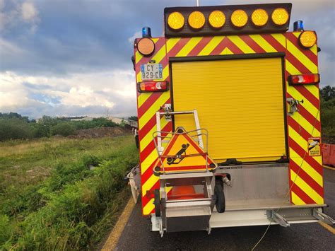 Un poids lourd se couche dans le fossé sur la RN134 à Ogeu La