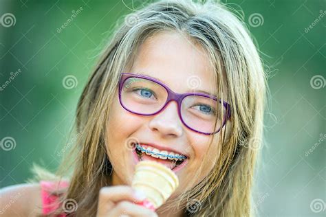 Fille De Sourire Heureuse Avec Des Bagues Dentaires Et Des Verres