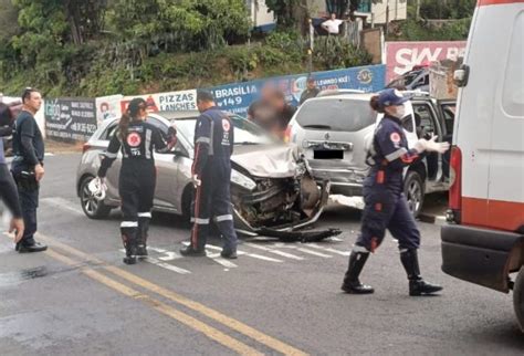 Duas mulheres são socorridas após colisão entre carros no São Vicente