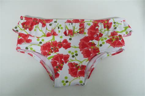 Pequeña Fashionista Tutorial Bikini asimétrico con volantes