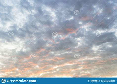 El Cielo Extenso Y Las Nubes Blancas Flotan En El Cielo Foto De Archivo