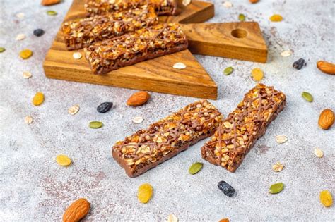 Здоровые батончики delicios granola с шоколадом, батончики мюсли с ...
