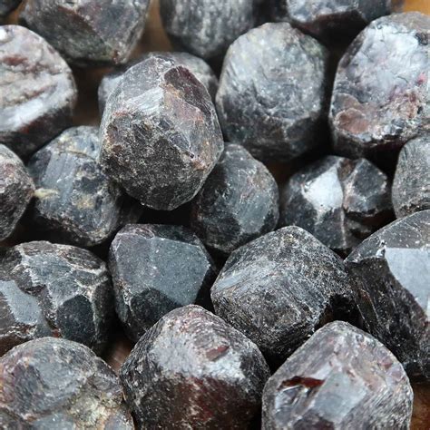 Garnet Crystals Buy Garnet Crystal Specimens Online Uk Gemstones