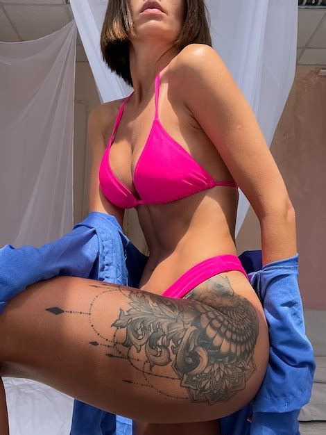 Fit femme bronzée avec un corps parfait en bikini d été rose Photo Gratuite
