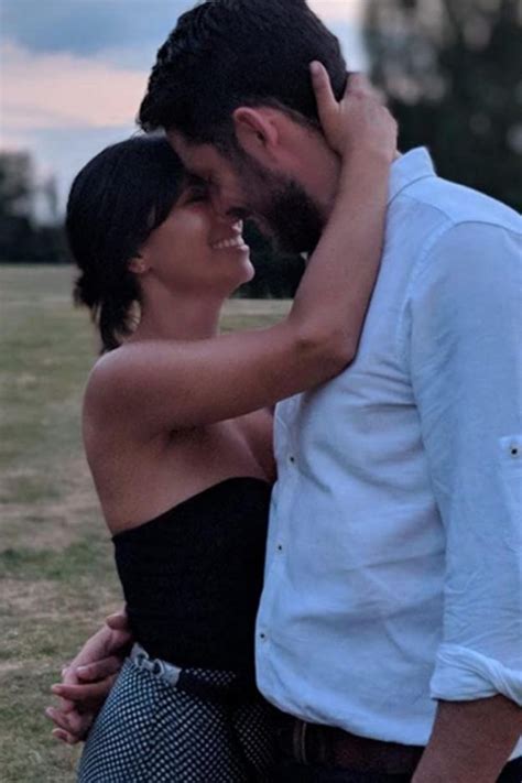 Emmerdales Fiona Wade Announces Engagement To Co Star Simon Cotton