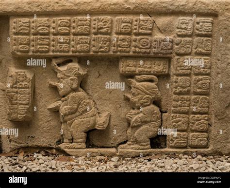 Detalle de la escalera jeroglífica del templo 33 en las ruinas de la