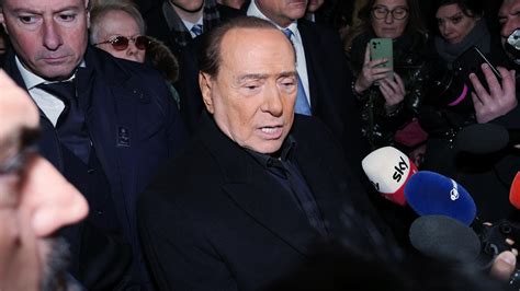 Silvio Berlusconi La Notte In Terapia Intensiva La Leucemia Le