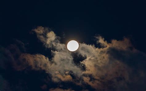 Download Wallpaper 3840x2400 Moon Full Moon Clouds Sky Night Dark 4k Ultra Hd 1610 Hd