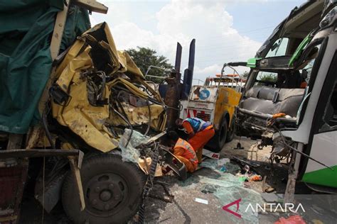 Korban Kecelakaan Bus Dan Truk Di Tol Dupak Surabaya Bertambah Antara