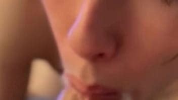 Une fille asiatique blonde au bar voulait devenir célèbre sur TikTok BJ ASMR XVIDEOS