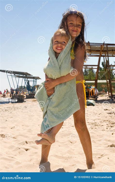 Duas Crianças Que Têm O Divertimento Na Praia Foto de Stock Imagem de