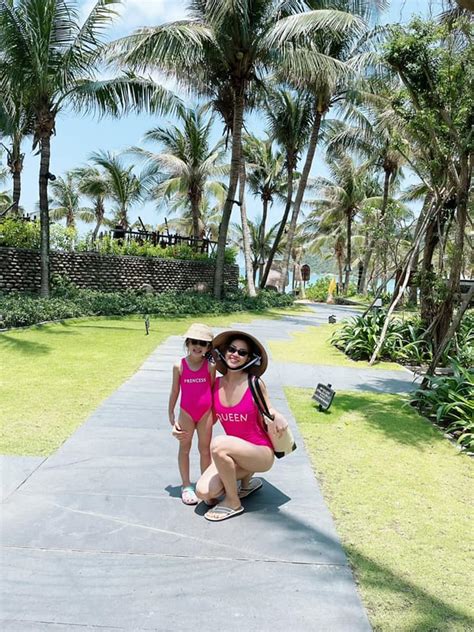 tuổi con gái Á hậu Việt Nam lớn phổng phao diện bikini khoe chân dài nuột như mẹ