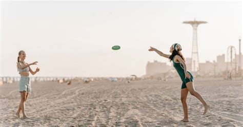 How To Throw A Frisbee With 5 Easy Techniques