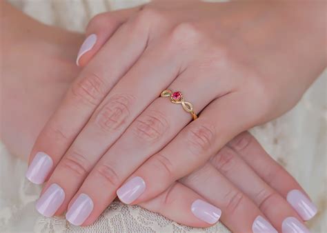 Qual Dedo Usar O Anel De Formatura Feminino - Anel de formatura: 14 coisas que você precisa saber antes de comprar o ...