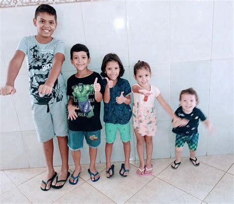 Un couple gay adopte 5 frères et sœurs abandonnés par leur mère biologique L amour est un